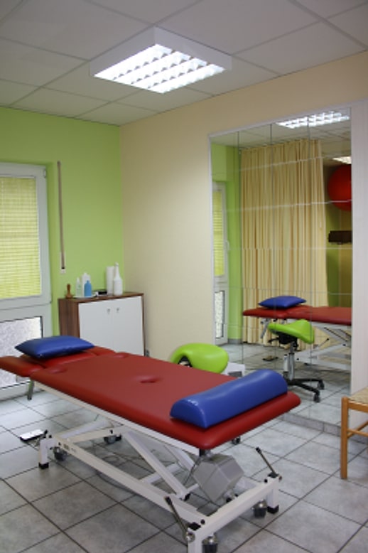 Behandlungsraum der Praxis mit Therapieliege